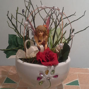 Das Blümchen - Blumen und Mehr: Blumen, Topfpflanzen, Geschenkartikel, Duftkerzen, Raumdüfte, dekorierte Blumenstöcke: dekorierter Blumenstock mit Elfen-Figur