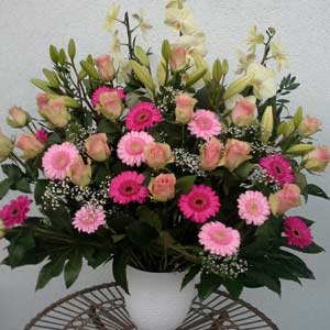 Das Blümchen - Blumen und Mehr: Blumen, Topfpflanzen, Geschenkartikel, Duftkerzen, Raumdüfte, dekorierte Blumenstöcke: Trauer-Floristik großer rosafarbener Strauß