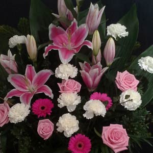 Das Blümchen - Blumen und Mehr: Blumen, Topfpflanzen, Geschenkartikel, Duftkerzen, Raumdüfte, dekorierte Blumenstöcke: Trauer-Floristik großes Bouquet mit weißen und rosa Blumen