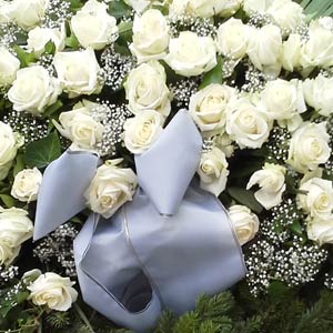 Das Blümchen - Blumen und Mehr: Blumen, Topfpflanzen, Geschenkartikel, Duftkerzen, Raumdüfte, dekorierte Blumenstöcke: Trauer-Floristik Rosen-Gebinde in weiß