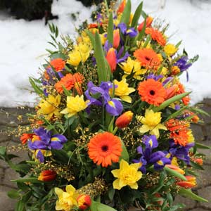 Das Blümchen - Blumen und Mehr: Blumen, Topfpflanzen, Geschenkartikel, Duftkerzen, Raumdüfte, dekorierte Blumenstöcke: Trauer-Floristik buntes Sarg-Gesteck