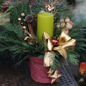 Das Blümchen - Blumen und Mehr: Blumen, Topfpflanzen, Geschenkartikel, Duftkerzen, Raumdüfte, dekorierte Blumenstöcke: Floristik zu Advent und Weihnachten Gesteck mit grüner Kerze